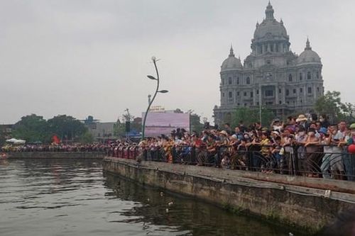Phú Thọ: Vạn người xem đua bơi chải trên hồ Công viên Văn Lang