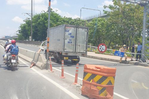 Xe tải đi sai làn, húc sập thanh chắn giới hạn chiều cao cầu Sài Gòn