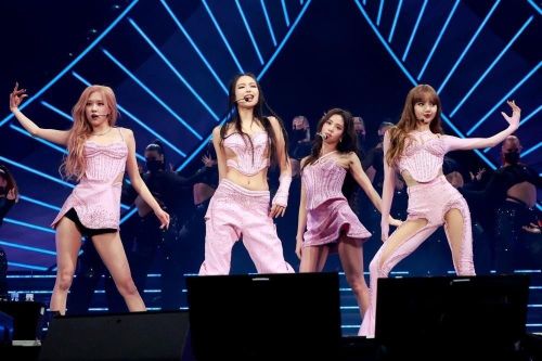 Áo nịt ngực tạo nên sự khác biệt cho BlackPink ở Coachella 2023