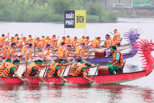 Phú Thọ: Sôi động cuộc đua bơi chải trên hồ công viên Văn Lang