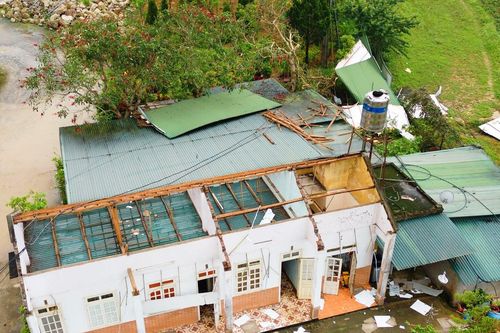 Dông lốc gây hư hại nhà ở và hoa màu của người dân Mường Khương