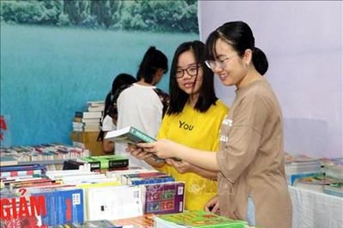 Đọc sách và chơi sách