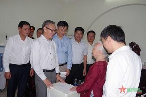Ban Đối ngoại Trung ương Đảng Nhân dân Cách mạng Lào thăm, tặng quà các gia đình chính sách tại tỉnh Thừa Thiên Huế