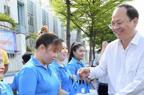 Chăm lo đời sống vật chất và tinh thần cho nữ công nhân