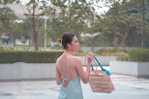 Cựu tiếp viên hàng không khoe rãnh lưng ai cũng mê