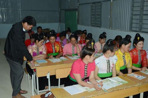 Đẩy mạnh xóa mù chữ cho người dân vùng đồng bào dân tộc thiểu số