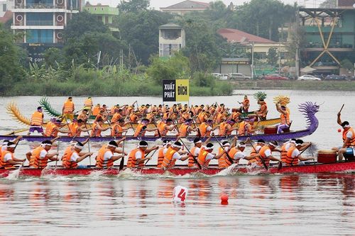 270 vận động viên tranh tài tại giải Bơi chải ở Phú Thọ