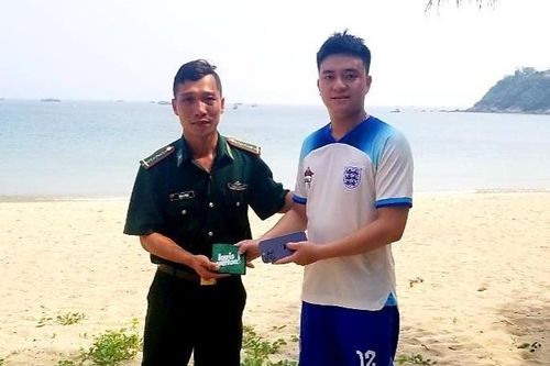 Cán bộ Biên phòng trả lại tài sản giá trị cho người đánh rơi