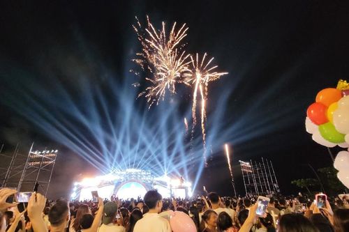 Hà Tĩnh rực rỡ pháo hoa khai trương du lịch biển