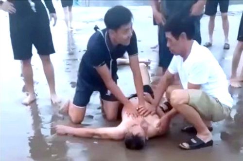 Kịp thời cứu 4 du khách bị đuối nước khi tắm biển