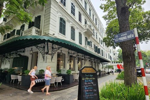 Những khu vỉa hè đầu tiên ở Hà Nội được cho thuê