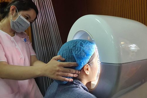 Mặt như tổ ong sau buổi tiêm chất 'độc quyền' làm đẹp da miễn phí