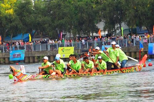 Người dân đội nắng xem đua ghe ngo lần đầu tiên tổ chức tại TP.HCM