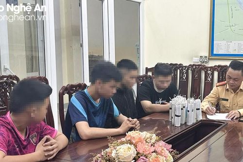 Nhóm thanh thiếu niên tự cuốn pháo nổ đem bán