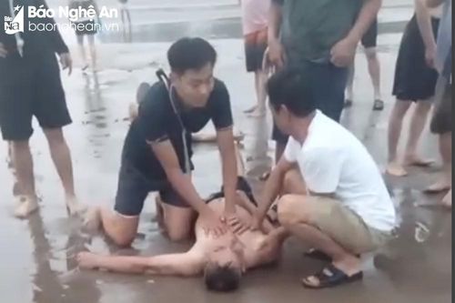 Kịp thời cứu 4 du khách đuối nước tại thị xã Cửa Lò