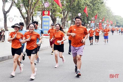 Gần 300 VĐV hưởng ứng giải chạy 'Vì thành phố xanh năm 2023'