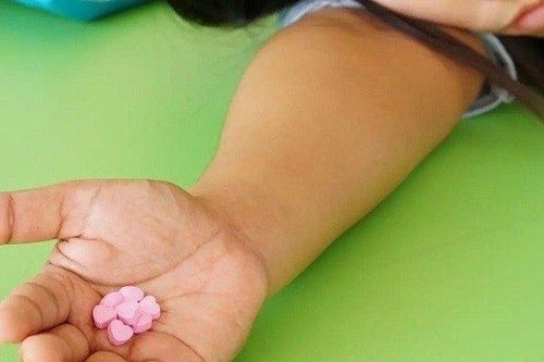 Bé 2 tuổi nhập viện vì nhét thuốc lắc của mẹ vào mũi