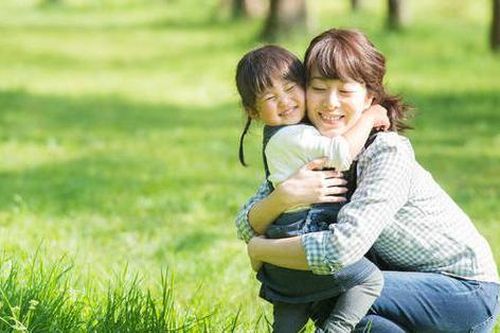3 điều nên làm thường xuyên để trẻ lớn lên vẫn muốn thể hiện tình cảm với mẹ