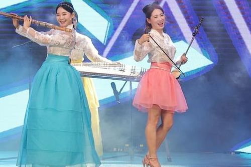 Nhóm nhạc nữ Hàn Quốc hát 'See tình' tại Hà Nội