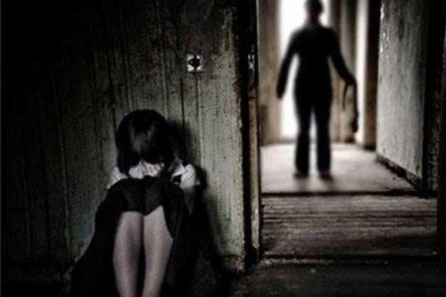 Bé 9 tuổi nôn ói, nhập viện: Nghi bị bố dượng hiếp dâm