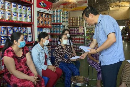 Chủ tịch UBND tỉnh Phạm Thiện Nghĩa thăm hỏi, hỗ trợ tiểu thương bị thiệt hại do cháy chợ