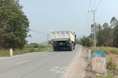 Cột mốc cây số bị bong tróc chữ, số