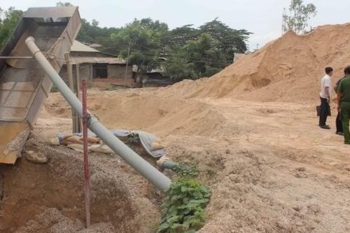 Đình chỉ hoạt động, buộc di dời bãi cát, đá vì xả thải ra sông