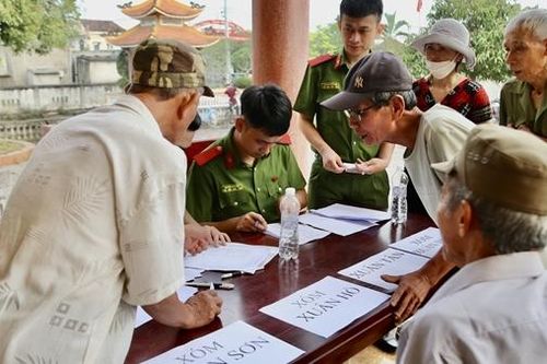 Học viện CSND phối hợp khám bệnh miễn phí và tặng quà người dân Nam Đàn