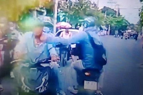 Giật dây chuyền của người đi xe máy chờ đèn đỏ