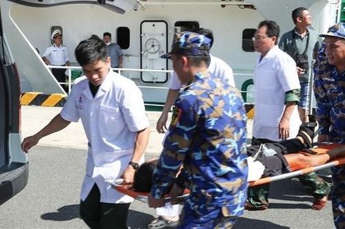 Đưa thuyền trưởng tàu cá bị tai nạn lao động ở Trường Sa về đất liền