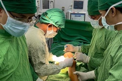 Phẫu thuật thành công một bệnh nhi xương thủy tinh
