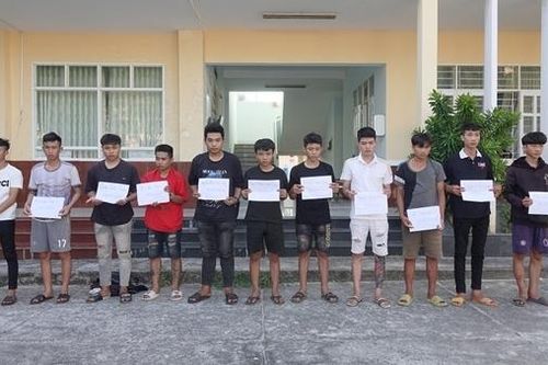 Tạm giữ 13 đối tượng tụ tập đua xe, chống người thi hành công vụ