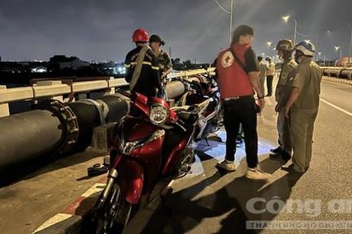 Một phụ nữ để lại xe máy và điện thoại trên cầu, nhảy sông Sài Gòn