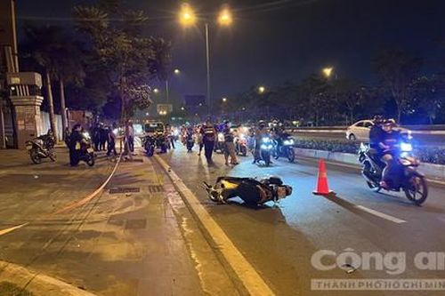 Xe máy lao vào cây xanh trên đường Phạm Văn Đồng, đôi nam nữ nguy kịch