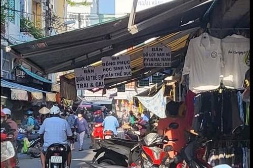 Nhiều tiểu thương chợ Rạch Ông buôn bán ế ẩm vì nạn lấn chiếm lòng lề đường