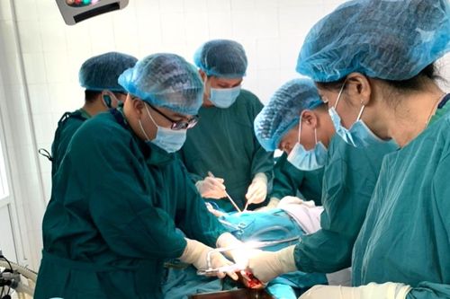 Dùng kíp nổ đánh cá, thanh niên bị đứt 2 bàn tay, dập phổi