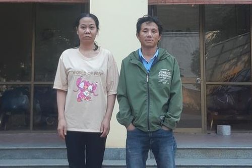 Vợ chồng thợ hồ chở nhau chạy 50km để trả lại gần 500 triệu đồng
