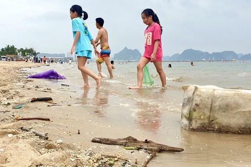 Du khách đến Hạ Long tắm biển, vui đùa bên... phao xốp