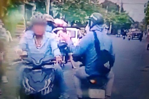 Giật dây chuyền của người đi xe máy chờ đèn đỏ