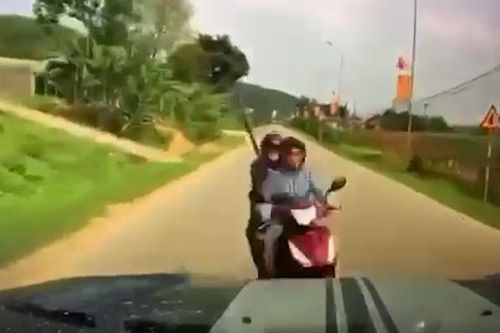 Điều tra vụ ôtô bán tải lấn làn va chạm xe máy khiến 2 người tử vong