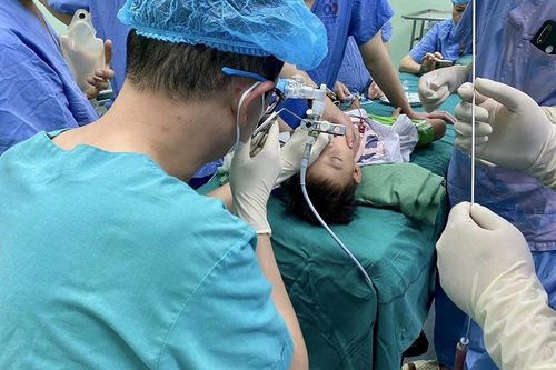 Trẻ viêm phổi kéo dài do vỏ hướng dương rơi vào khí quản