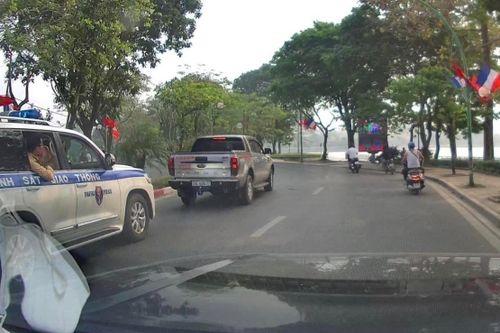 Tài xế bị phạt 7 triệu đồng vì chắn đường xe ưu tiên