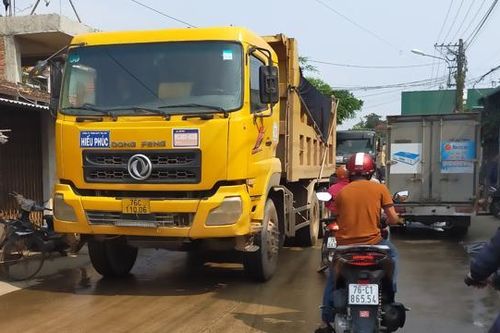 Xe chở đất rầm rập từ sáng đến chiều, nỗi lo tai nạn thường trực