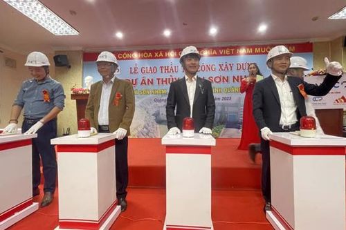 Sân khấu được dựng khi chủ đầu tư đang tham gia đoàn kiểm tra