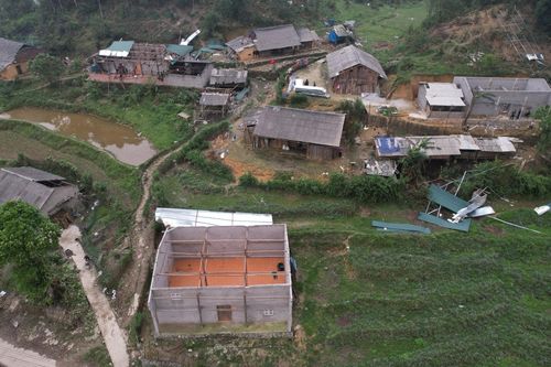 Gió lốc gây sập, tốc mái hàng trăm ngôi nhà tại Hà Giang