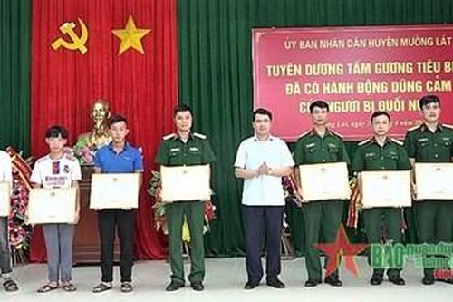 Tuyên dương bốn cán bộ Quân đội cứu nữ sinh bị đuối nước