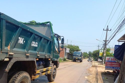 Quảng Ngãi: Người dân bức xúc vì xe chở đất hoành hành gây ô nhiễm môi trường