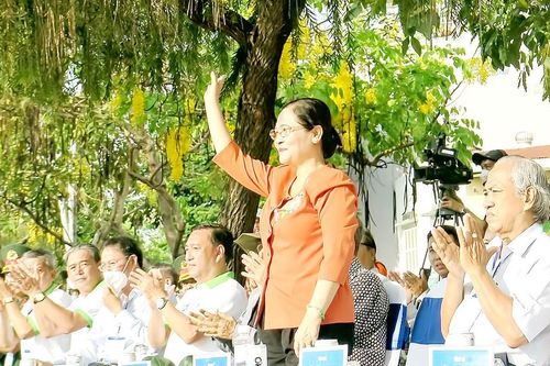 Sôi nổi lần đầu tiên đua ghe ngo tại TPHCM