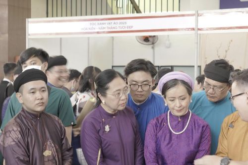 Hàng ngàn bạn trẻ tìm hiểu văn hóa từ Ngày hội Việt phục 'Tóc xanh vạt áo'