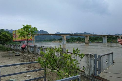 Kịp thời khuyên can nam thanh niên có ý định nhảy cầu Nông Tiến